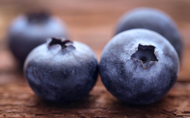 Gruppe frische Blaubeeren auf natürlicher Oberfläche