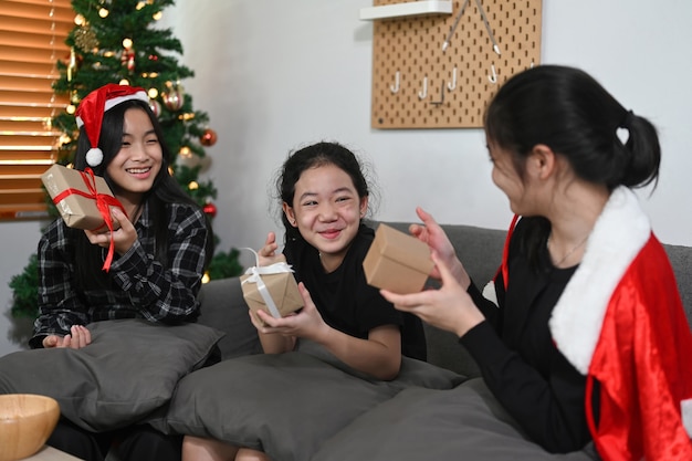 Gruppe fröhlicher asiatischer Mädchen, die zu Hause Weihnachten feiern.