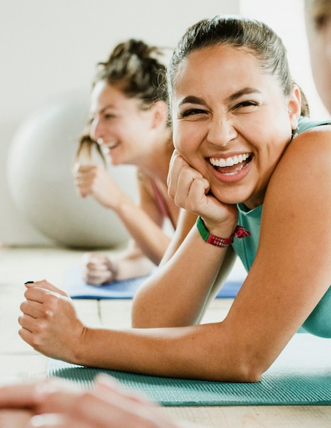 Foto gruppe fröhlicher frauen im yoga-kurs