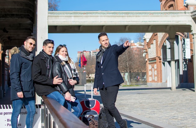 Foto gruppe fröhlicher junger freunde, die ein selfie-portrait machen. glückliche menschen, die lächelnd in die kamera schauen.