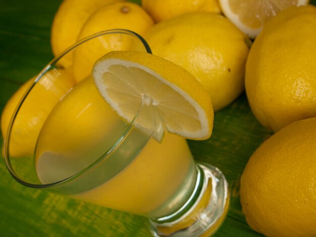 Gruppe gelbe frische Zitronen.