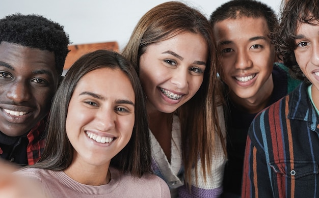 Gruppe gemischtrassiger junger Freunde, die zu Hause ein Selfie machen - Diverse junge Leute und Lifestyle-Konzept der Generation z