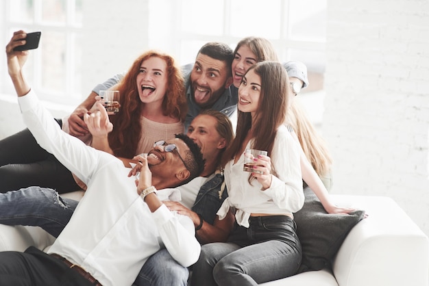 Gruppe gemischtrassiger Teamkollegen, die sich in ihrer Pause gut amüsieren und ein paar Fotos machen