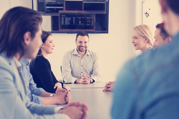 Gruppe Geschäftsleute, die Geschäftsplan im Büro besprechen