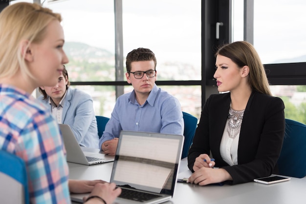 Gruppe Geschäftsleute, die Geschäftsplan im Büro besprechen