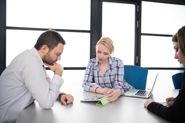 Gruppe Geschäftsleute, die Geschäftsplan im Büro besprechen