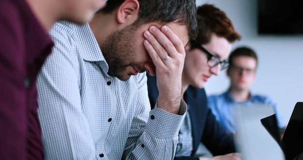 Gruppe Geschäftsleute, die Geschäftsplan im Büro besprechen