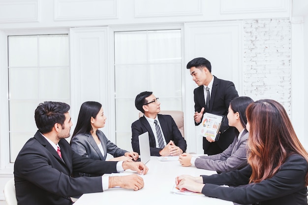 Gruppe Geschäftsleute, die im Büro sich treffen