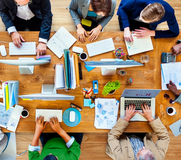 Gruppe Geschäftsleute, die im Bürokonzept arbeiten