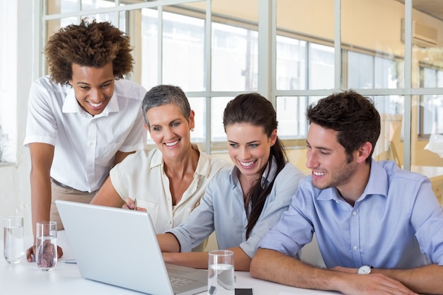 Gruppe Geschäftsleute, die Laptop betrachten