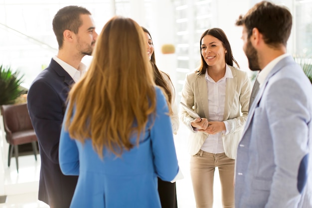 Gruppe Geschäftsleute, die stehen und besprechen