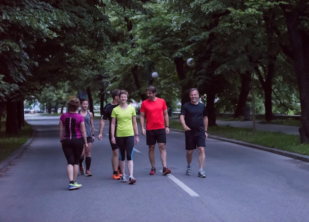 Gruppe gesunde Leute, die im Stadtpark rütteln, Läufer team auf Morgentraining