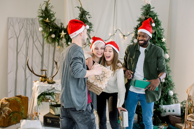 Gruppe glücklich von Freunden zur Weihnachtszeit zu Hause