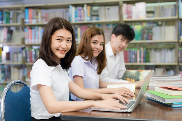 Gruppe glückliche asiatische Studenten mit Laptop-Computer