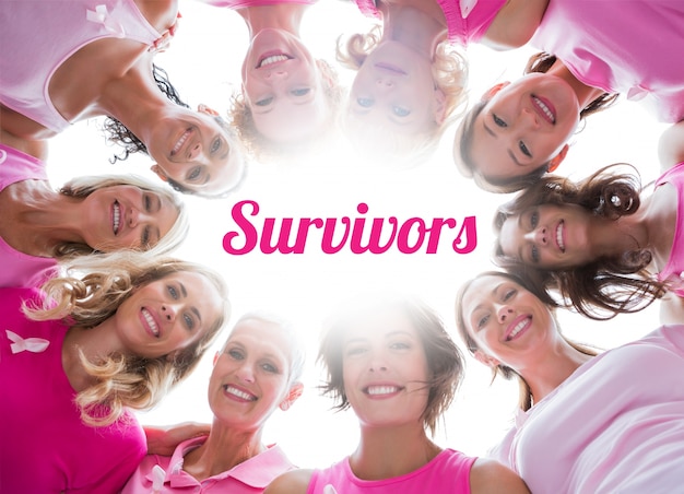 Gruppe glückliche Frauen im Kreis, der Rosa für Brustkrebs trägt