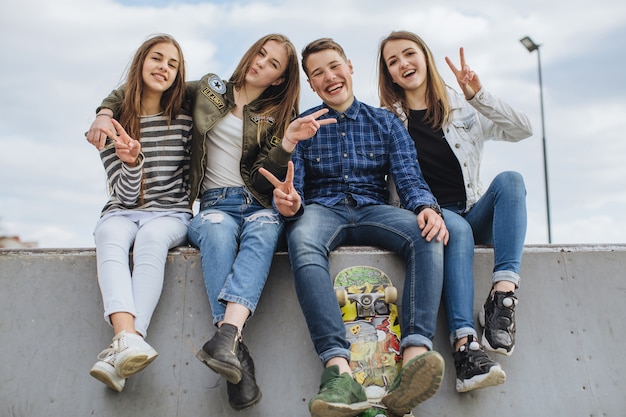 Gruppe glückliche Freunde, die ein Foto machen