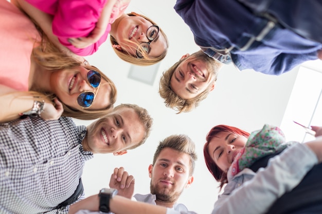 Gruppe glückliche junge Leute im Kreis