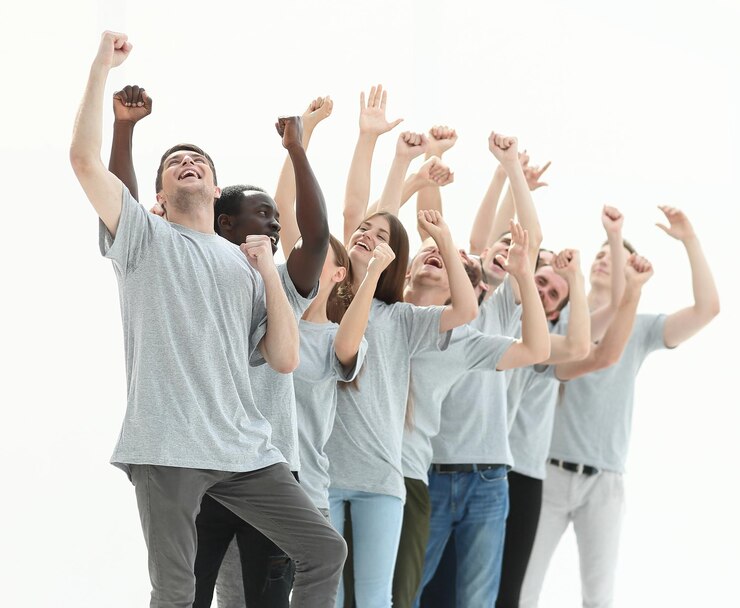 Foto gruppe glückliche junge leute mit erhobenen händen