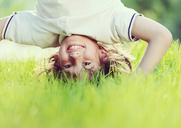 Gruppe glückliche Kinder, die draußen im Frühjahr Park spielen