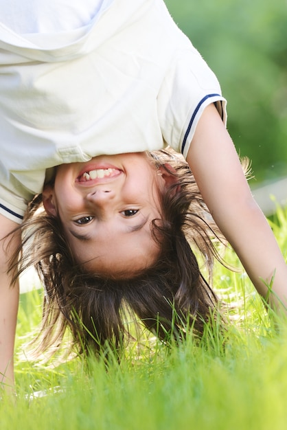 Gruppe glückliche Kinder, die draußen im Frühjahr Park spielen