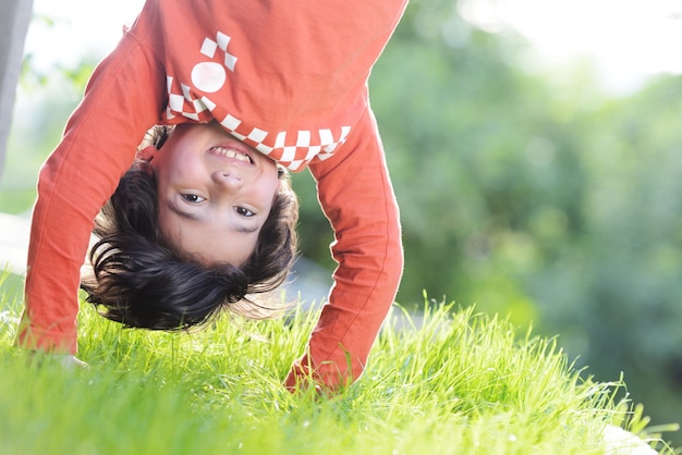 Gruppe glückliche Kinder, die draußen im Frühjahr Park spielen