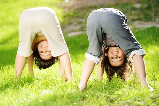 Gruppe glückliche Kinder, die draußen im Frühjahr Park spielen