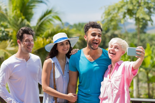 Gruppe glückliche lächelnde Leute, die Selfie-Foto-Porträt-nette Mischungs-Rennen-Männer und Frauen machen Se machen