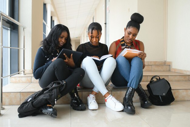 Gruppe glücklicher afrikanischer College-Freunde