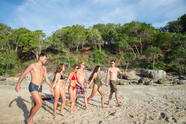 Gruppe glücklicher Freunde auf einer tropischen Insel