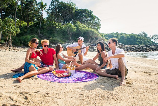 Gruppe glücklicher freunde auf einer tropischen insel