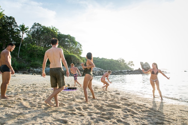 Gruppe glücklicher Freunde auf einer tropischen Insel