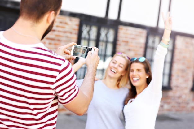 Gruppe glücklicher Freunde, die Fotos in der Stadt machen