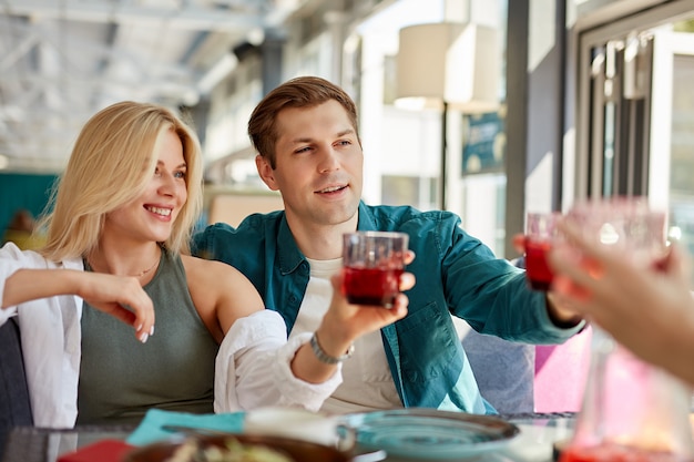 Gruppe glücklicher Freunde, die im Café feiern