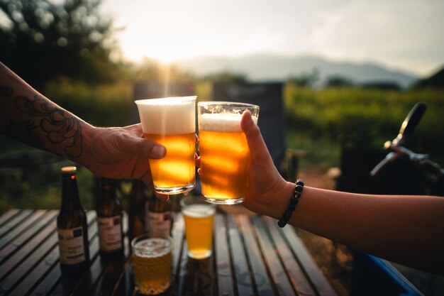 Foto gruppe glücklicher freunde trinken und toasten bier