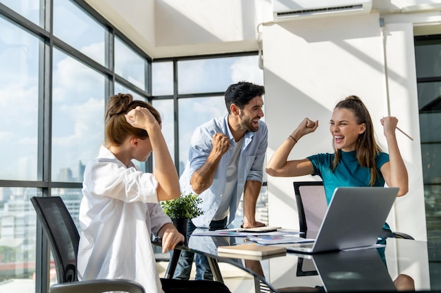 Gruppe glücklicher Geschäftsleute feiert ihr erfolgreiches Projekt Professionelles Geschäftsteam gewinnt und ist stolz auf ihr Projekt in einem modernen Büro Erfolgreiche Teamarbeit glücklicher Kollege Arbeitsplatz Tracery