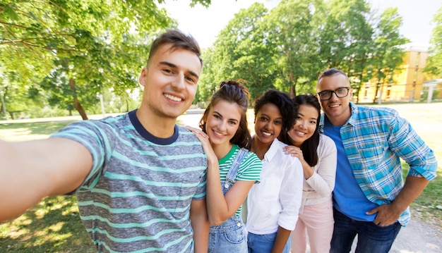 Gruppe glücklicher internationaler Freunde, die Selfie machen