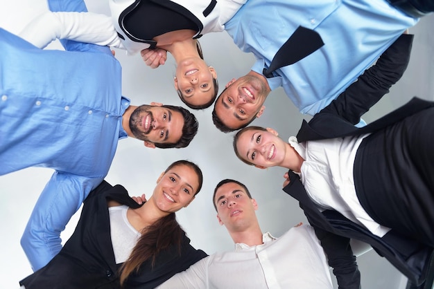 Gruppe glücklicher junger Geschäftsleute bei einer Besprechung im Büro