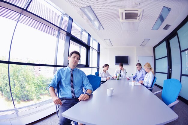 Gruppe glücklicher junger Geschäftsleute bei einer Besprechung im Büro