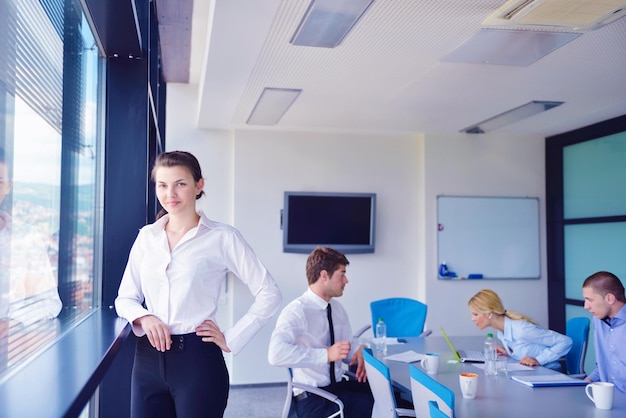 Gruppe glücklicher junger Geschäftsleute bei einer Besprechung im Büro