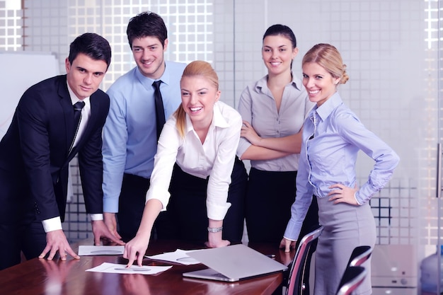 Gruppe glücklicher junger Geschäftsleute bei einer Besprechung im Büro