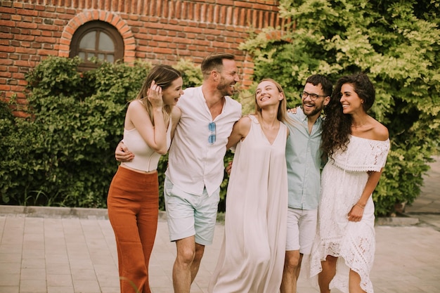 Gruppe glücklicher junger Leute, die sich im Freien amüsieren