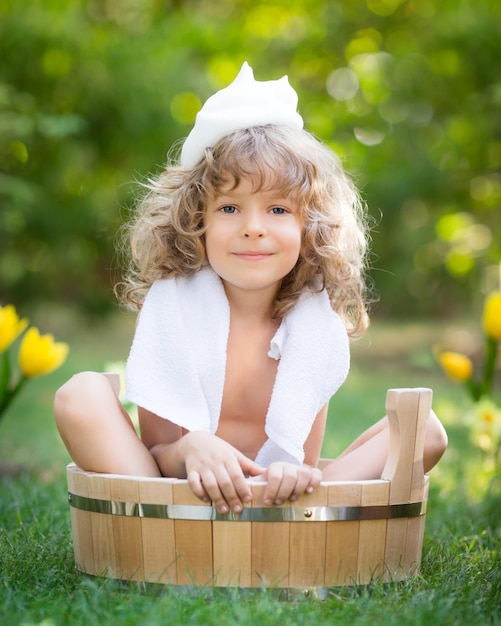 Foto gruppe glücklicher kinder, die geburtstag feiern kinder, die spaß im frühlingsgarten haben