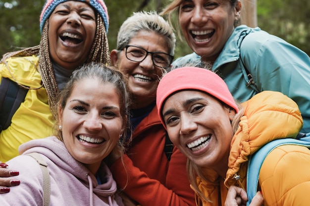 Gruppe glücklicher multiethnischer Frauen, die während des Trekkingtages ein Selfie machen Freundschaftskonzept mit mehreren Generationen