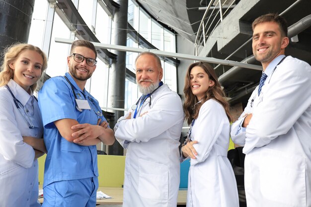 Gruppe glücklicher Ärzte im Krankenhausflur, Porträt.