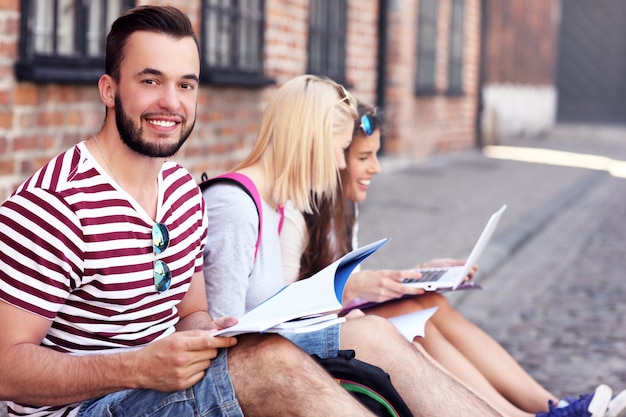 Gruppe glücklicher Studenten, die im Freien studieren