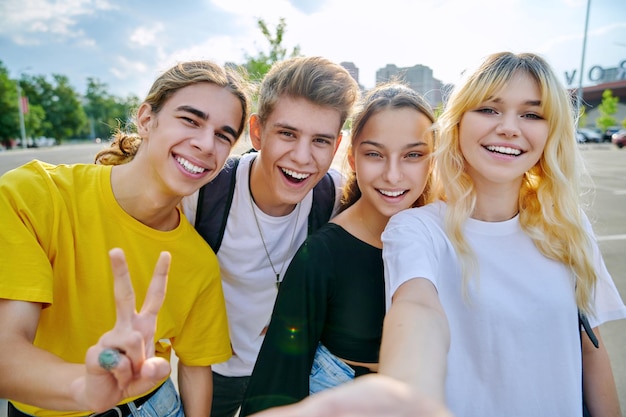 Foto gruppe glücklicher teenager-freunde, die ein selfie-foto machen