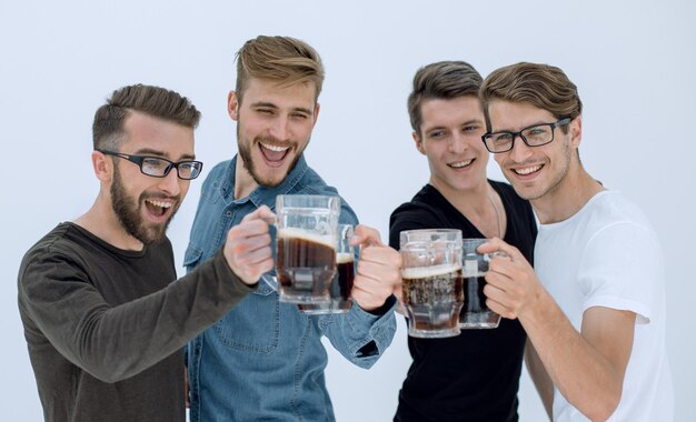 Gruppe guter Freunde mit Bier