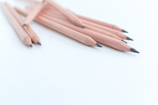 Gruppe hölzerne Bleistifte auf Weiß