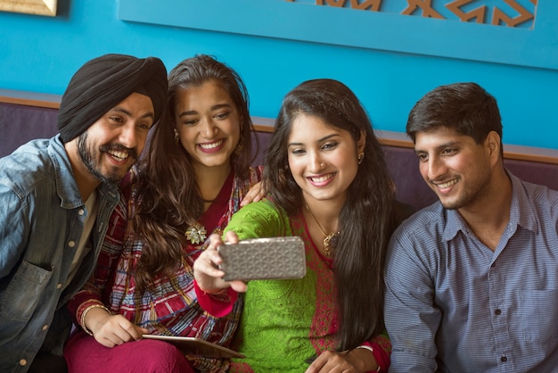 Gruppe indische Leute nehmen selfie zusammen