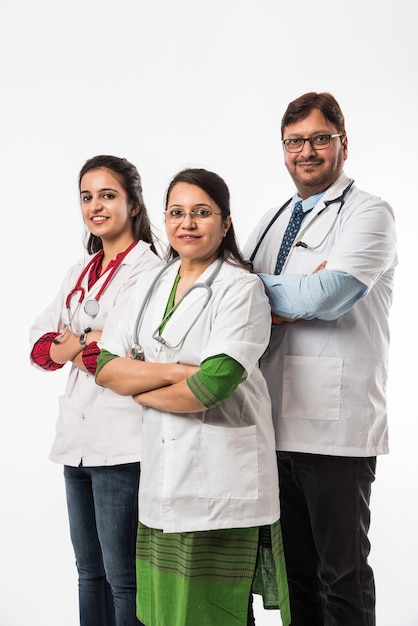 Gruppe indischer Ärzte, männlich und weiblich, isoliert auf weißem Hintergrund, selektiver Fokus